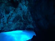青の洞窟はびっくりする青さでした！