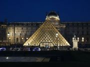 ガラスのピラミッド