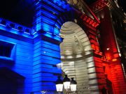 トリコロールカラーにライトアップ