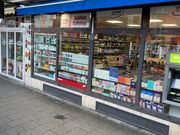 バスストップの目の前のお店