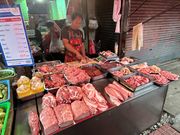 市場内の鮮肉店