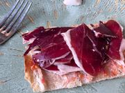 生ハムを沢山乗せて食べる