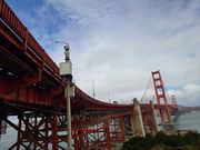 ゴールデンゲートブリッジを真下から