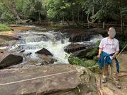 川の中の岩の彫刻がのぞめる