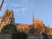 夕日を浴びた修復中のノートルダム大聖堂（クルーズ船より）