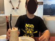 空港に向かう前、アンコールクッキーのお店でマンゴーシェイクで喉を潤す