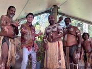 アボリジナルダンスショーに飛び入り参加したのち、アボリジの人々と記念撮影