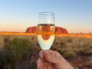 ウルル・サンセットでは、ワイングラスに映る逆さウルルをパシャリ☆