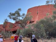 ウルルの岩肌に刻まれた跡を示しながら、アナング族の教えを語る日本語ガイドのショウタさん