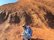 ウルルの岩肌にタッチ