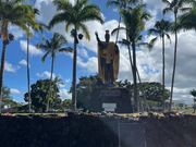 ヒロ市内のカメハメハ大王像前で記念撮影タイム