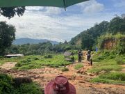 象のトレッキング。日傘をさしながら進みました。