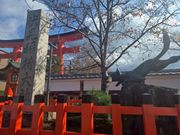 合流した『稲荷駅』駅前の大鳥居