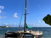 真ん中の階段から乗船、裸足で水の中歩きます