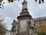 水曜開催はこのダヴィンチ像の前が集合場所です。