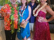 司会の方とフラダンサーの方との記念撮影