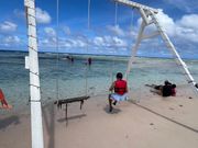 写真撮りまくりの海に向かうブランコ