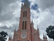 ピンク色のダンディン教会
ミサの日で中に入ることは出来ず道路を挟んで外観見学となりました