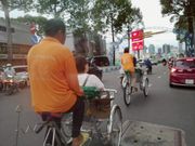 宿泊ホテルからビテクスコ・フィナンシャルタワー迄シクロで街中を走ります