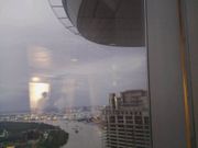 スカイデッキからサイゴン川を見下ろす　出っ張りはヘリポート