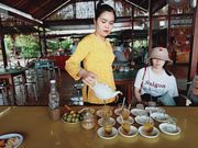 養蜂所ではちみつ茶を、試飲。この間もミツバチがブンブン飛んでる🐝