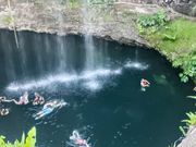 滝の下で泳いだり飛び込みして！