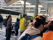 ホテル前で待ってます