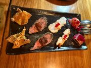 エミュー、カンガルー、ワニ料理