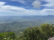 中央奥にバイロンベイ