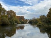 おとぎ話のような宮殿と池