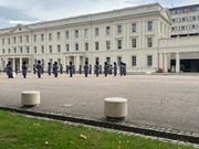 衛兵交代式。この後間近で見えるところに移動