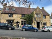 ストウ・オン・ザ・ウォルドの古い宿屋　アンティーク店はこの村