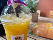 このカフェに席とっておくと電車が見やすかった♪