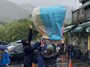 まさに天に旅立とうとしているランタン