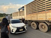 トラックはみ出し