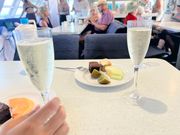 帰りの船内で出されたシャンパンとフルーツ