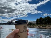 オーストラリアならではのフラットラテを頂き、フェリーに乗りました。