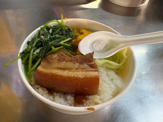 お昼に食べたルーローハン。豚の迫力