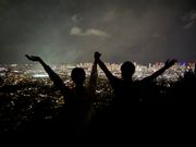 ツアーガイドの方（日本人）に撮影していただきました。