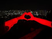 赤いライトを照らしてハートマークでホノルルを撮影してくださいました。