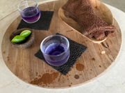 レセプションでバタフライピーのウェルカムドリンク