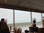 ものすごい霧。スタバ内はそれなりに人がいます。