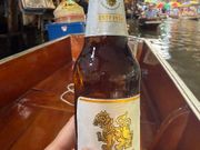 暑いからね！水上マーケットではビール！