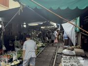 メークロン線路市場散策中