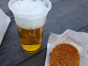 ここの場所で食べる飛騨牛コロッケとビール最高でした。