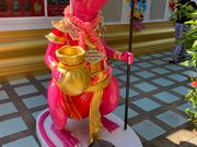 ピンクのガネーシャを囲んでいるネズミたち。七匹いて、曜日ごとに色が違います。