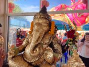 金箔を貼って願掛け。