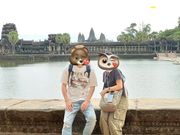 逆さアンコールワットの前で(byガイドさん)