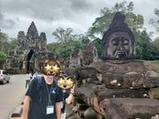 アンコールトム入り口で(byガイドさん)