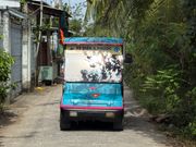 島内の移動はカートで